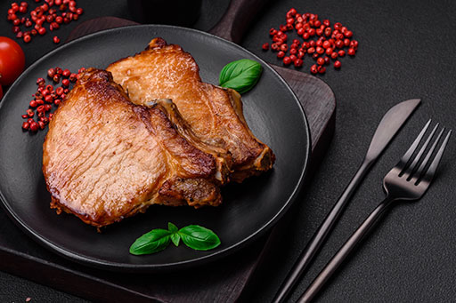 豪快に焼き上げる炭火炙り焼きなど、豚肉料理が自慢